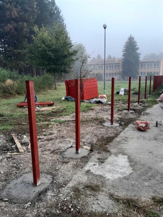 ДРВАР, 28. СЕПТЕМБРА /СРНА/ - У Дрвару данас је започета трећа фаза радова на постављању ограде око дрварске Основне школе, у вриједности 65.379 КМ.