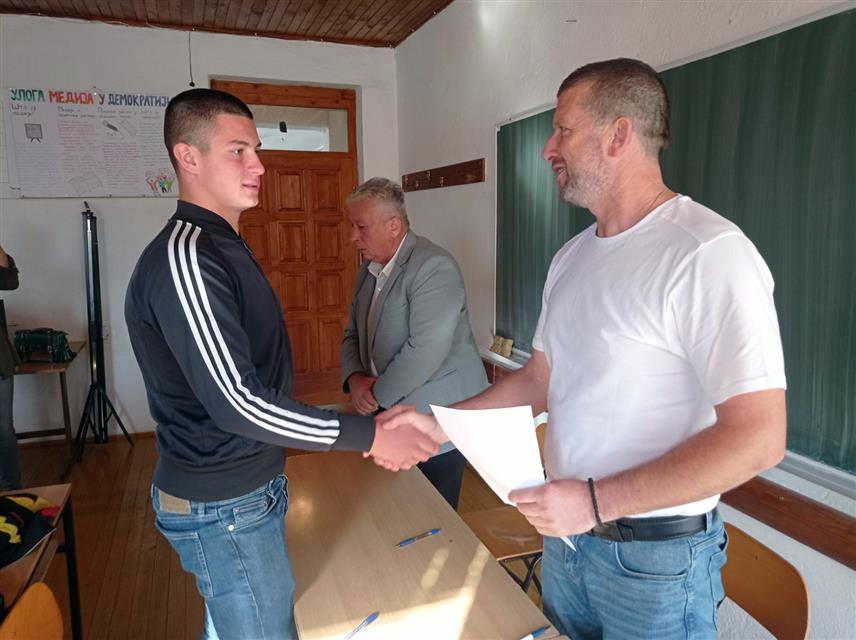 ПЕТРОВО, 28. СЕПТЕМБРА /СРНА/ - Начелник општине Петрово Озрен Петковић потписао је данас уговоре о стипендирању 14 средњошколаца са смјера пословно-информатички техничар који ће добијати по 100 КМ мјесечно до краја четворогодишњег школовања.