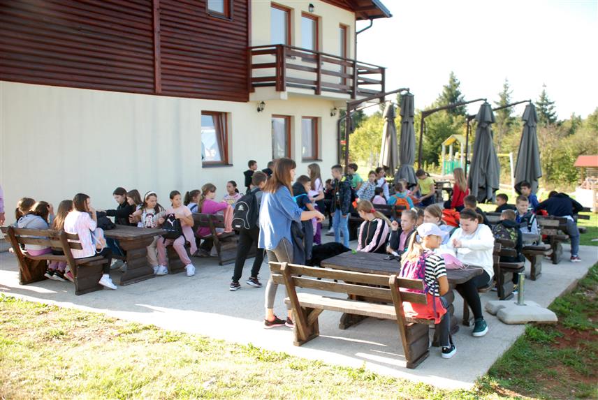 ИСТОЧНО САРАЈЕВО, 28. СЕПТЕМБРА /СРНА/ - Финални дио пројекта Владе Републике Србије "Пјесници у ђачком колу" реализован је данас у амфитеатру "Бели Вук" на Тврдимићима дружењем дјеце из основних школа са овог подручја са писцима из Србије и Републике Српске, у организацији Подружнице Удружења књижевника Републике Српске Источно Сарајево.