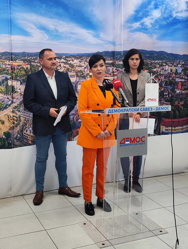 БАЊАЛУКА, 28. СЕПТЕМБРА /СРНА/ - Предсједник Градске организације жена ДЕМОС-а Бањалука Данијела Мирковић сматра да је потребно основати завод или центар за планирање породице и популациону политику, односно фонд за бригу о породици и демографију.