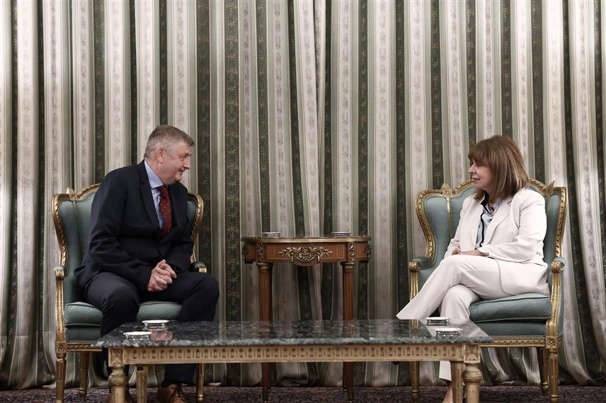 САРАЈЕВО, 28. СЕПТЕМБРА /СРНА/ - Новоименовани амбасадор БиХ у Грчкој Драган Вуковић предао је акредитивна писма предсједнику Грчке Катерини Сакеларопулу.