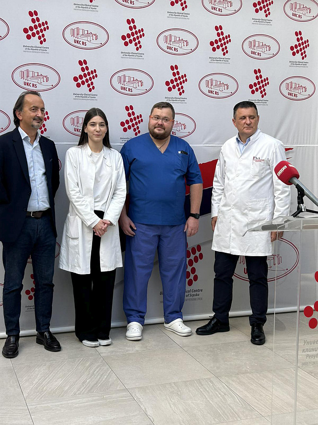 БАЊАЛУКА, 28. СЕПТЕМБРА /СРНА/ - Генерални директор Универзитетског клиничког центра /УКЦ/ Републике Српске Владо Ђајић,начелник Завода за клиничку радиологију Саша Вујновић,шеф Одјељења интервентне радиологије Онкоцентра из Санкт Петербурга хирург - интервентни радиолог Евгениј Генадиевич Шачинов.