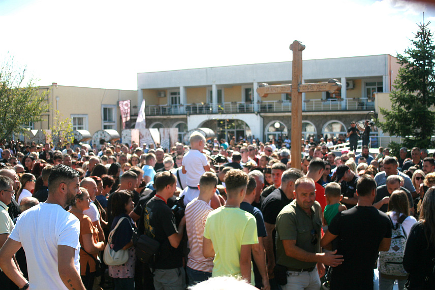 ГРАЧАНИЦА, 28. СЕПTЕМБРА /СРНА/ - Прислуживањем свијећа испред крста у дворишту Дома културе у Грачаници неколико хиљада Срба из централног дијела Космета одало је пошту Србима Стефану Недељковићу из Звечана, Бојану Мијаиловићу и Ивану Максимовићу из Лепосавића, убијеним и недјељним сукобима са полицијом такозваног Косова у селу Бањска, у општини Звечан.