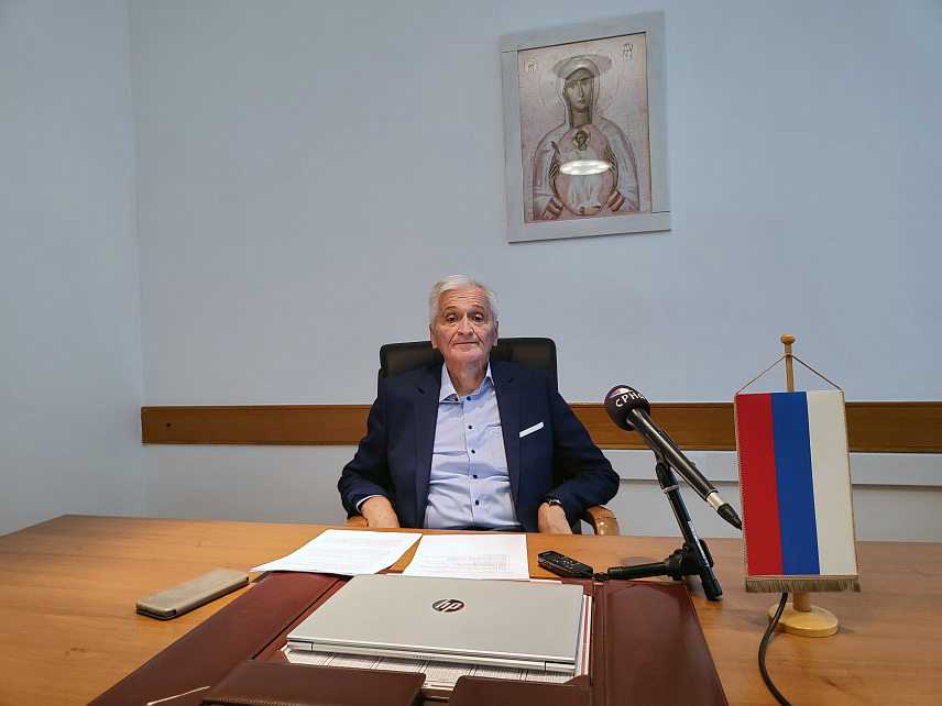 ИСТОЧНО САРАЈЕВО, 28. СЕПТЕМБРА /СРНА/ - Предсједавајући Дома народа Парламентарне скупштине Бих Никола Шпирић рекао је Срни да је вријеме да стране судије оду из Уставног суда БиХ и да се затвори ОХР, те оцијенио да су партнери у власти на нивоу БиХ обезбиједили велику проходност БиХ на путу ка ЕУ.