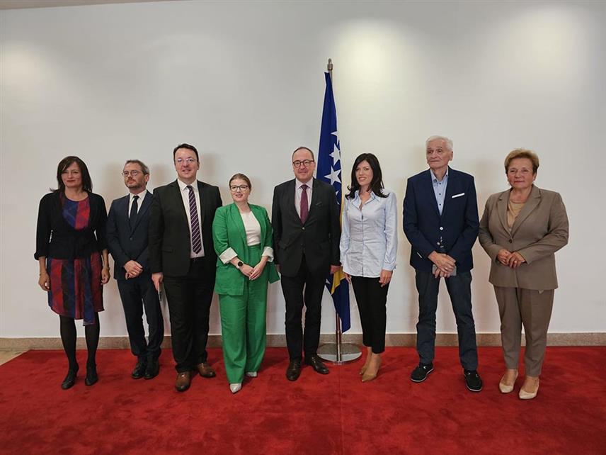 САРАЈЕВО, 28. СЕПТЕМБРА /СРНА/ - Извјестиоци Мониторинг комитета Парламентарне скупштине Савјета Европе оцијенили су усвајање пет закона у парламенту БиХ као позитиван сигнал и доказ да су договор и компромис могући у БиХ, изразивши увјерење да БиХ, након одлуке ЕУ о додјељивању кандидатског статуса, треба омогућити да почне претприступне преговоре о чланству у ЕУ.