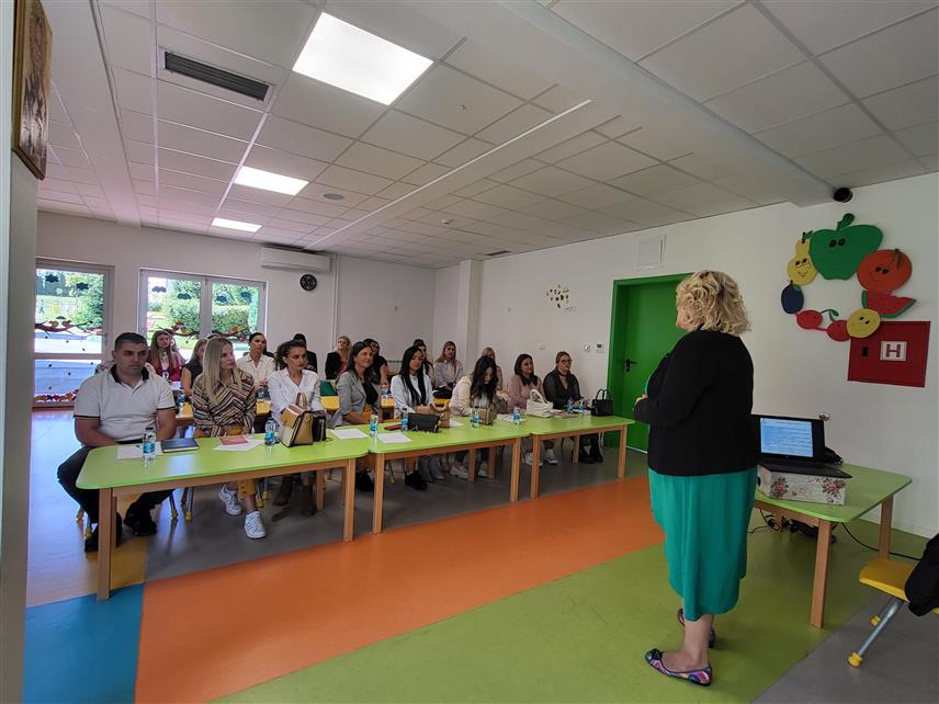 ПАЛЕ, 28. СЕПТЕМБРА /СРНА/ - На Палама је данас одржано савјетовање за око 30 стручних сарадника предшколских јавних и приватних установа од Дервенте до Требиња, на којем је указано да у неким групама у вртићу и до двије трећине дјеце не изговара све гласове и има проблеме са концентрацијом.