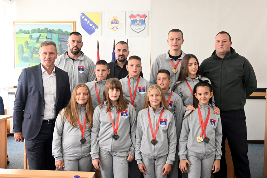 ПАЛЕ, 28. СЕПТЕМБРА/СРНА/ - Начелник општине Пале Бошко Југовић и предсједник Скупштине општине Стефан Стајчић данас су организовали пријем за Џију-џицу клуб "Јахорина" чији чланови су на недавном Отвореном балканском првенству у Подгорици освојили 10 медаља.