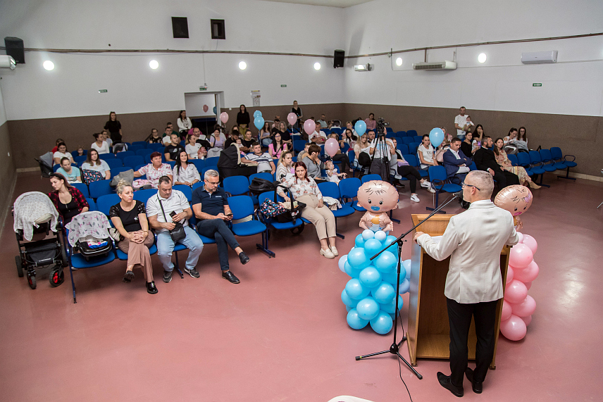 ПРЊАВОР, 28. СЕПТЕМБРА /СРНА/ - Представници Града Прњавор данас уручили су, у оквиру пронаталитетне подршке града, по 500 КМ родитељима 62 бебе рођене у трећем кварталу ове године.