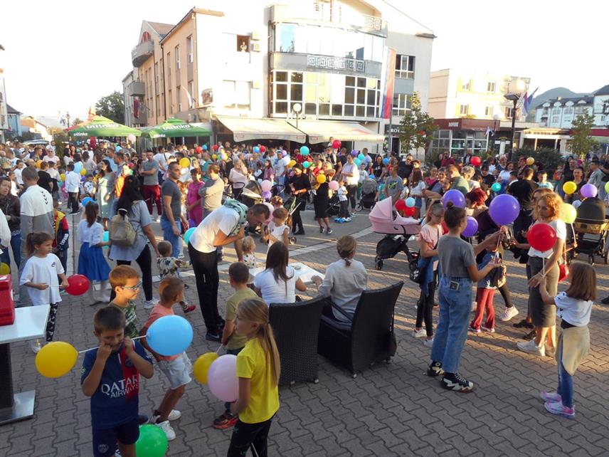 БРАТУНАЦ, 28. СЕПТЕМБРА /СРНА/ - У Братунцу је вечерас одржана традиционална, трећа "Породична шетња" која је окупила више стотина брачних парова са дјецом и попунила Трг Милоша Обилића, с циљем промовисања здраве породице, породичних вриједности и стимулисања наталитета, а заустављања демографског слома на овом подручју.