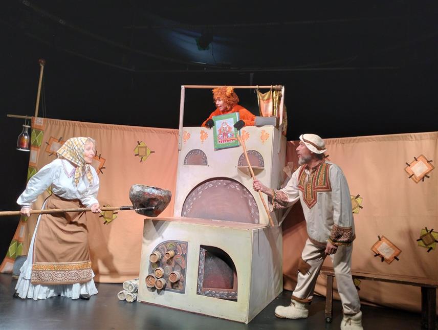 ИСТОЧНО САРАЈЕВО, 28. СЕПТЕМБРА /СРНА/ - Претпосљедњег дана 24. Међународног фестивала луткарских позоришта за дјецу "Лут фест", данас су у Културном центру у Источном Новом Сарајеву одигране представе луткарских позоришта "Тулевски" из Јохвија, Естонија и Дечијег позоришта из Суботице, као и представа Позоришта младих Сарајево, која је одиграна на матичној сцени у Сарајеву.