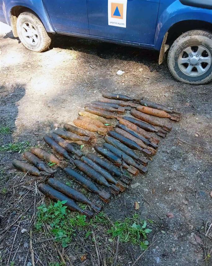 НОВИ ГРАД, 28. СЕПТЕМБРА /СРНА/ - Деминерски тим Републичке управе Цивилне заштите уклонио је из потока у несељу Добрљин код Новог Града 32 неексплодирана средства за која се сумња да су заостала из Другог свјетског рата.