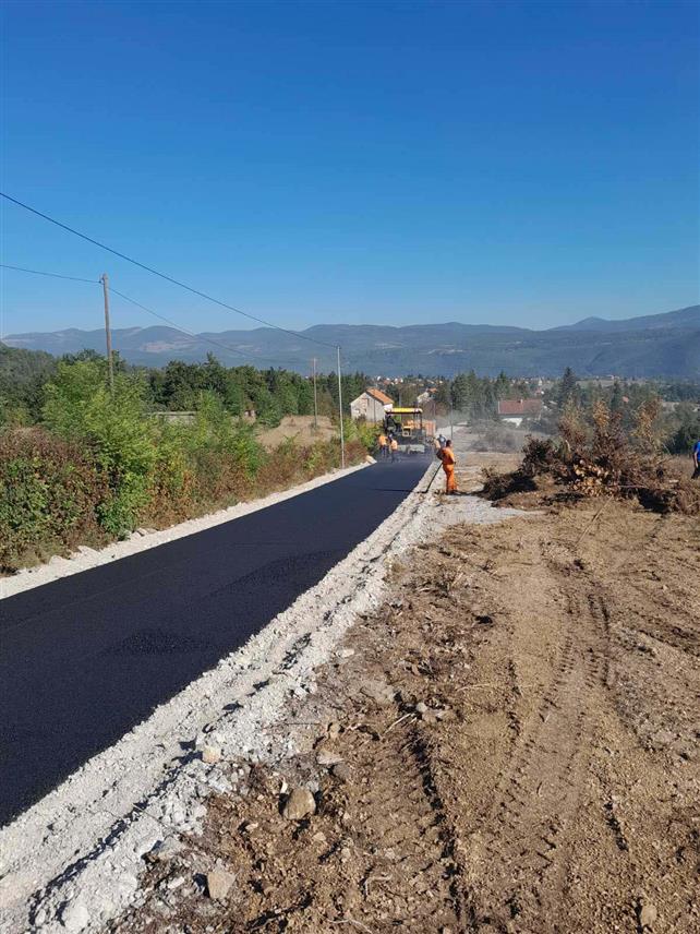 ДРВАР, 28. СЕПТЕМБРА /СРНА/ - У току су радови на асфалтирању пута за Мајдан у мјесној заједници Дрвар Село, чија је вриједност 190.662 КМ.