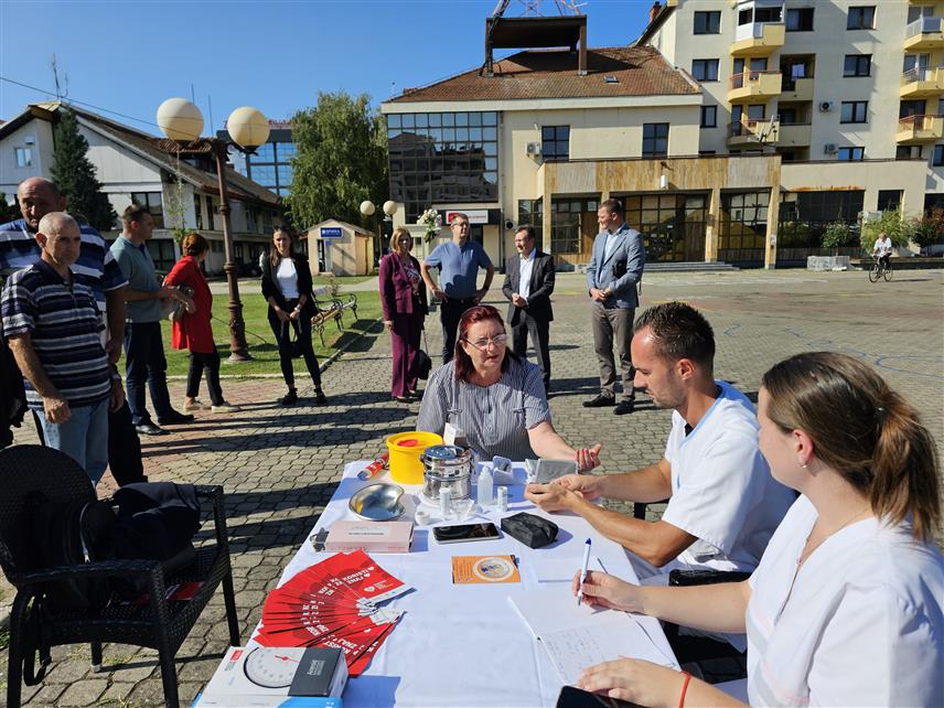 УГЉЕВИК, 29. СЕПТЕМБРА /СРНА/ - Дом здравља Угљевик обиљежио је Свјетски дан срца бесплатним превентивним прегледима на градском тргу и подјелом летака грађанима посвећених превенцији.