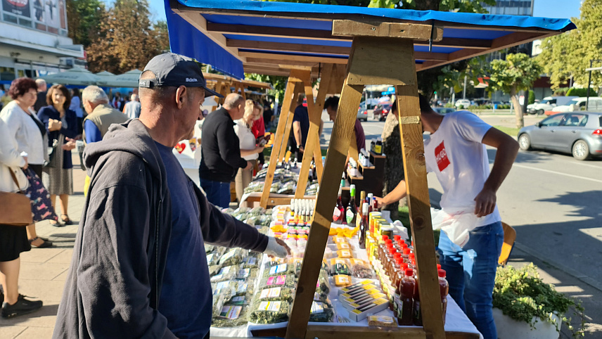 ДОБОЈ, 29. СЕПТЕМБРА /СРНА/ - Пољопривредни сајам чланова кластера "Пољокласт" данас је у Добоју окупио 28 излагача из 11 општина ове регије који су се представили домаћим производима и рукотворинама.