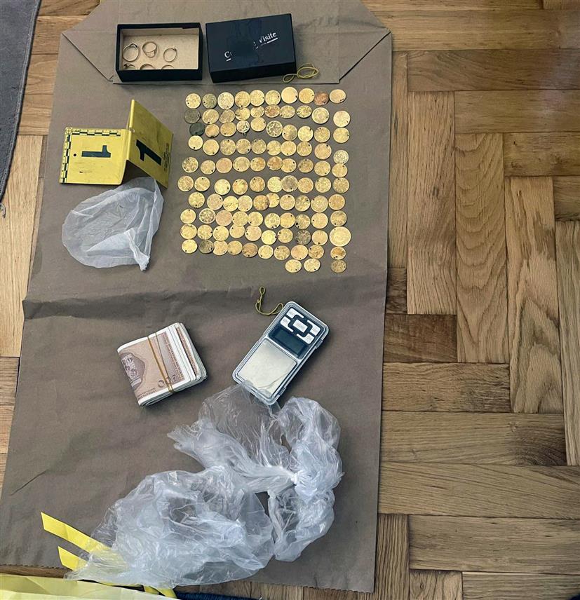 ЗЕНИЦА, 29. СЕПТЕМБРА /СРНА/ - Службеници МУП-а Кантона Сарајево по наредби Кантоналног суда у Зеници извршили претрес стамбених објеката и возила које користи Лука Чокара и том приликом пронашли одређен дио новца, накит, дукате и кутију са натписом "Власништво Жупе Какањ".