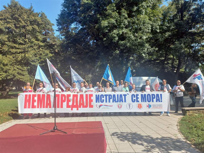 БАЊАЛУКА, 29. СЕПТЕМБРА /СРНА/ - Од парка "Младен Стојановић" улицама Бањалуке кренула је протестна шетња чланова шест гранских синдиката који захтијевају повећање плата.