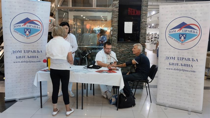 БИЈЕЉИНА, 29. СЕПТЕМБРА /СРНА/ - На промотивном штанду у тржном центру у Бијељини љекари Дома здравља обављали су данас бесплатне превентивне прегледе и указивали грађанима на њихов значај.