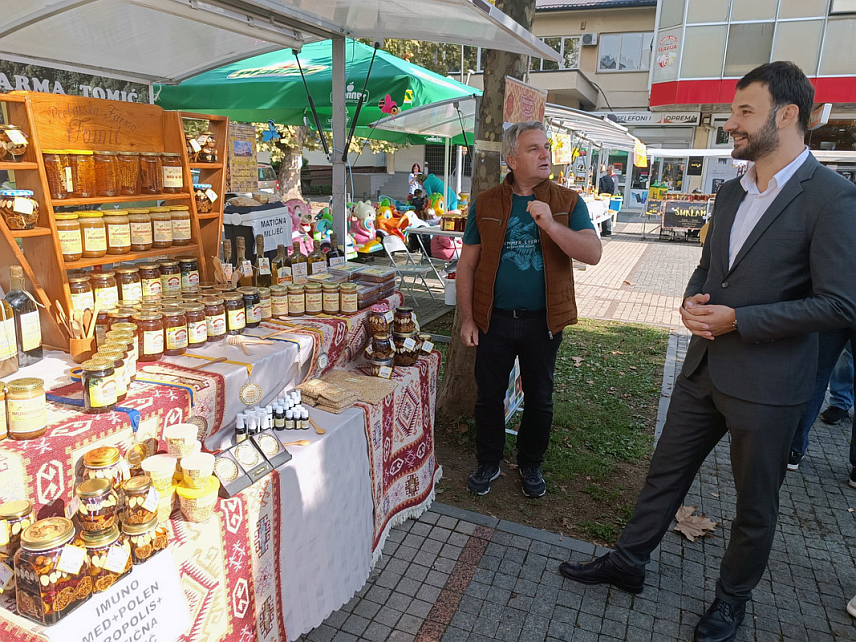ПРИЈЕДОР, 29. СЕПТЕМБРА /СРНА/ - Градоначелник Приједора Слободан Јавор посјетио је данас излагаче на манифестацији Дани меда која се на Малом тргу одржава 16. пут, саопштено је из Градске управе.