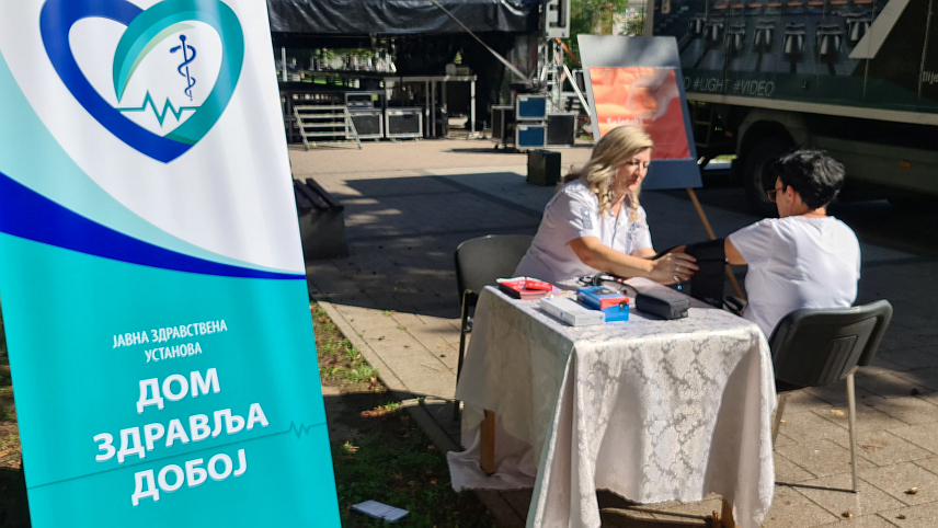 ДОБОЈ, 29. СЕПТЕМБРА /СРНА/ - Здравствени радници добојског Дома здравља данас су, поводом Свјетског дана срца, на пунктовима у градском парку мјерили крвни притисак грађанима и указивали им на значај превенције и опасности од кардиоваскуралних обољења, с обзиром да се смањује старосна доб обољелих.