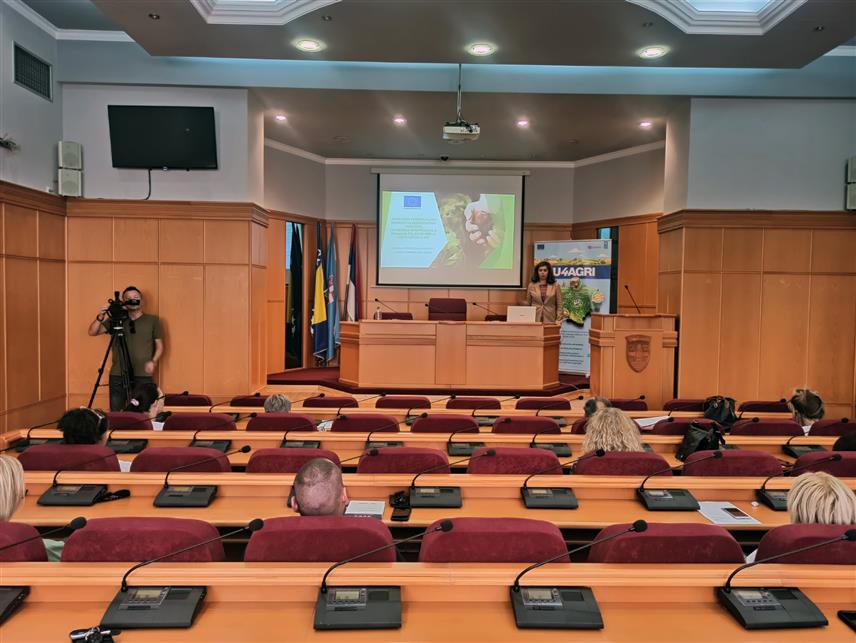 ТРЕБИЊЕ, 29. СЕПТЕМБРА /СРНА/ - На јавни позив за подршку инвестицијама у примарној пољопривредној производњи који је дио пројекта "ЕУ за пољопривреду" могу се пријавити регистровани самостални предузетници, мала и средња предузећа и задруге који послују у том виду производње најкасније од 30. јуна 2021. године.