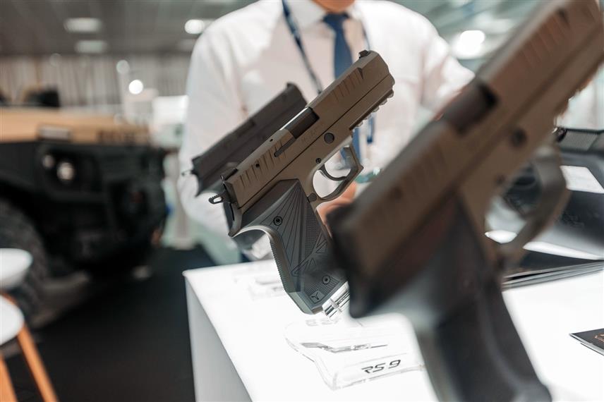 БРАТУНАЦ, 29. СЕПТЕМБРА /СРНА/ - Компанија намјенске индустрије "Технички ремонт Братунац" /ТРБ/ успјешно је представила своје производе на Међународном сајму наоружања и војне опреме у Београду, међу којима је премијерно представљено лако тактичко возило "вихор".