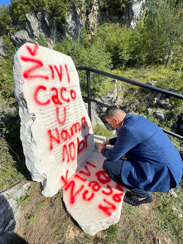 САРАЈЕВО, 29. СЕПТЕМБРА /СРНА/ - Министар безбједности у Савјету министара Ненад Нешић обишао је данас споменик српским жртвама на Казанима, који је оскрнављен именом злочинца, те затражио од федералне полиције и тужилаштва да хитно открију и процесуирају починиоце гнусног злодјела.