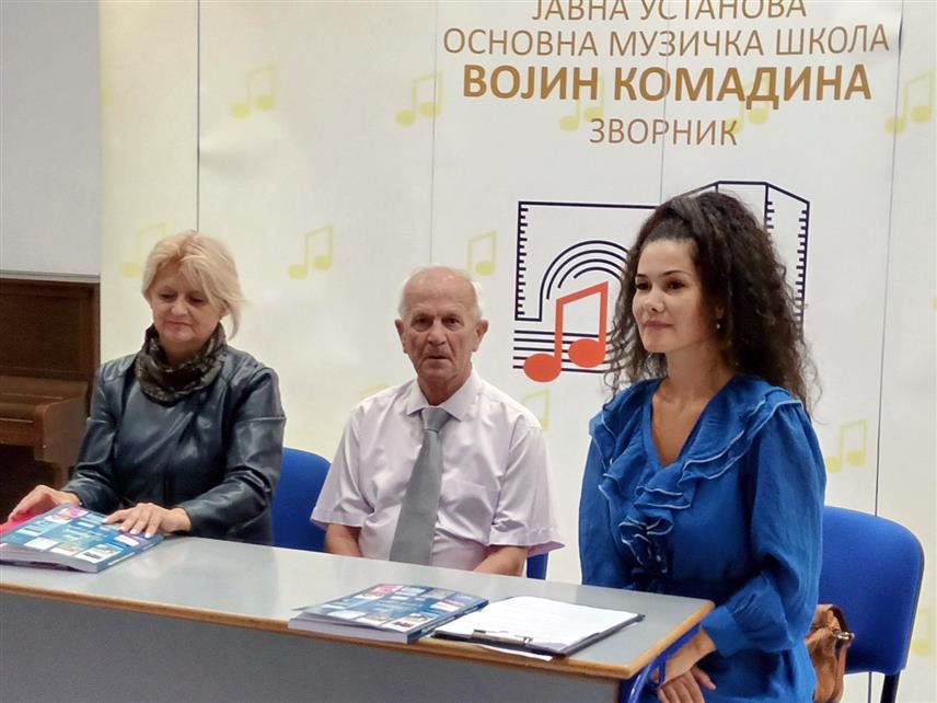 ЗВОРНИК, 29. СЕПТЕМБРА /СРНА/ - У Зворнику је вечерас представљена књига "Град Зворник у пјесми и причи" аутора Радосава Перића из Зворника.