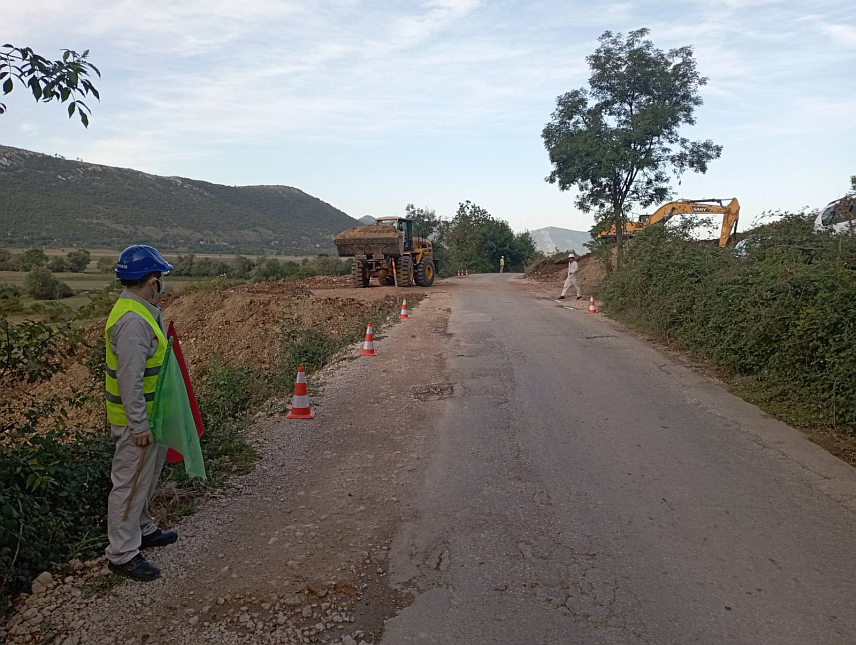 TРЕБИЊЕ, 29. СЕПТЕМБРА /СРНА/ - Кинеска компанија "Геџоуба", извођач радова на изградњи Хидроелектране "Дабар", вриједне 661 милион КМ, тренутно обавља припремне радове у зони бране "Пошћење" и машинске зграде, а предузеће "Хидроелектране на Требишњици" до сада је у овај пројекат уложило око 140 милиона евра.