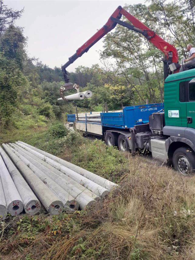 ДРВАР , 29. СЕПТЕМБРА /СРНА/ - У мјесној заједници Подбрина у Дрвару у току је обнова и изградња јавне расвјете, а вриједност ових радова је око 82.000 КМ, речено је Срни у овој општини.