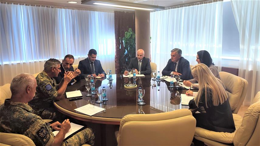 БАЊАЛУКА, 29. СЕПТЕМБРА /СРНА/ - Састанак министра унутрашњих послова /МУП/ Републике Српске Синише Карана и директора полиције Српске Синише Кострешевића са командантом ЕУФОР-а генералом-мајором Хелмутом Хабермајером.