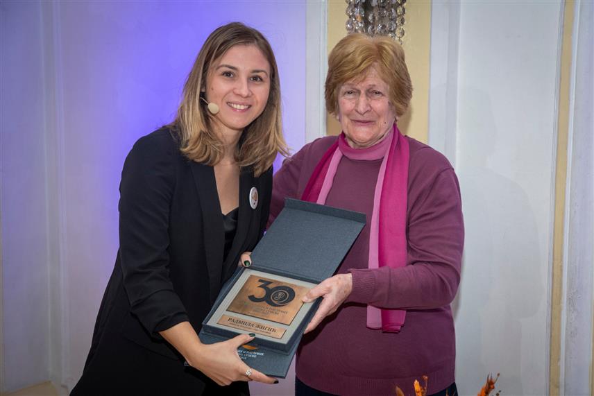 БИЈЕЉИНА, 29. СЕПTЕМБРА /СРНА/ - Оснивач и дугогодишњи предсједник Удужења глувих и наглувих особа у Бијељини Дубравка Живковић Остојић и један од бијељинских преводилаца знаковног језика, глумица Вања Кртолина.