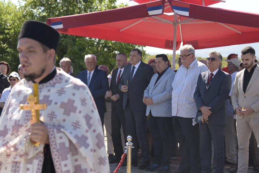 БИХАЋ, 2. СЕПТЕМБРА /СРНА/ - У Гаравицама код Бихаћа служењем парастоса почело је обиљежавање 82 године од усташког злочина над 12.000 Срба, међу којима је био велики број дјеце. 