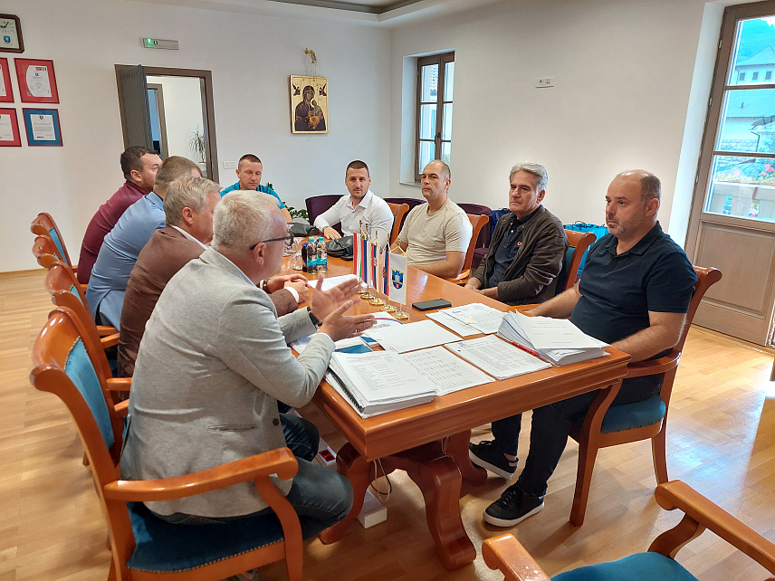ВИШЕГРАД, 2. СЕПТЕМБРА /СРНА/ - Начелник општине Вишеград Младен Ђуревић разговарао је са делегацијом општине Врњачка Бања о даљој сарадњи између општина и унапређењу развоја туризма.