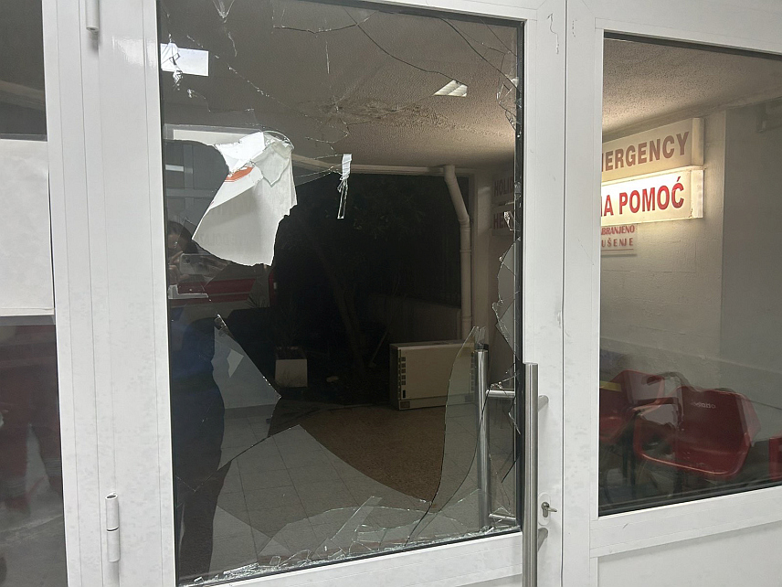 ПОДГОРИЦА, 30. СЕПТЕМБРА /СРНА/ - Ломљење инвентара Хитне медицинске помоћи у Будви.