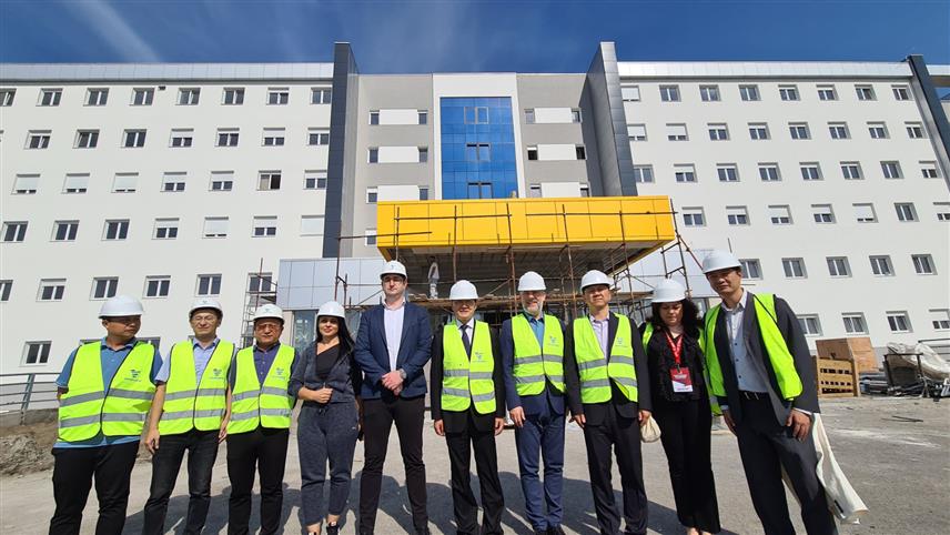 ДОБОЈ, 30. СЕПТЕМБРА /СРНА/ - Министар здравља и социјалне заштите Републике Српске Ален Шеранић истакао је да се са кинеским амбасадором Ђи Пингом данас увјерио да пројекат нове болнице у Добоју напредује и изразио наду да ће радови бити завршени у наредна три мјесеца.