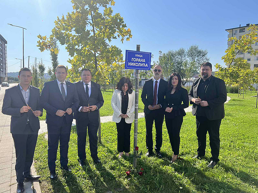 ДОБОЈ, 30. СЕПТЕМБРА /СРНА/ - Делегација Републике Српске и предсједник и одборник Демократске партије Срба у Северној Македонији Иван Стоилковић и Мирослав Тричковић, министар за научнотехнолошки развој и високо образовање Жељко Будимир, савјетник предсједника Републике Српске Нина Сајић, замјеник министра одбране у Савјету министара Александар Гогановић, шеф Клуба посланика СНСД-а у Представничком дому Парламентарне скупштине БиХ Сања Вулић и делегат у Дому народа Парламентарне скупштине БиХ Радован Ковачевић прислужили су данас свијеће и положила руже у Улици Горана Николића. 