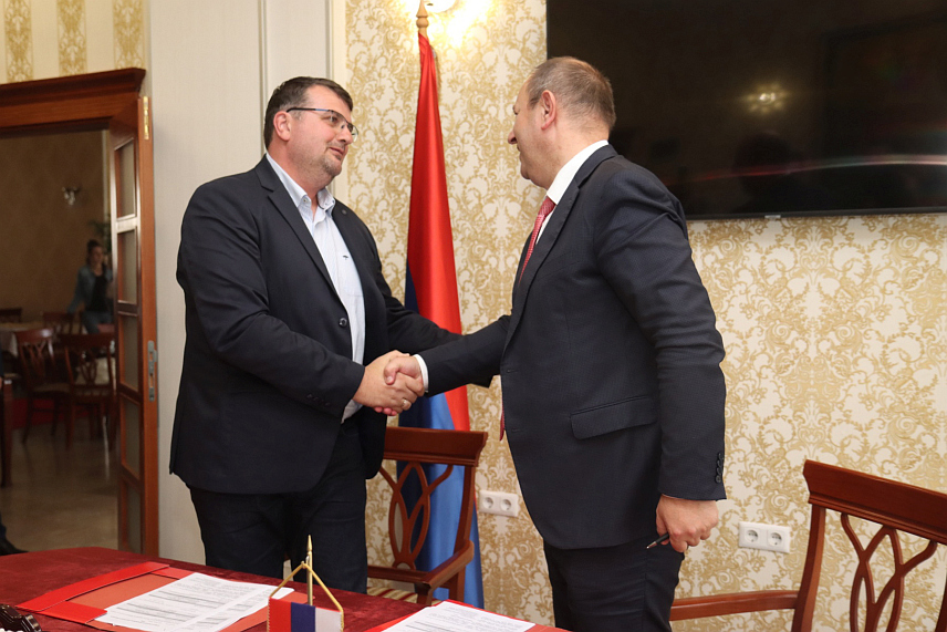 ЛАКТАШИ, 30. СЕПТЕМБРА /СРНА/ - Предсједник Владе Републике Српске Радован Вишковић потписао је данас у Лакташима меморандум о разумијевању са Миланом Филом представником чешке компаније "Еко-инвестмент".