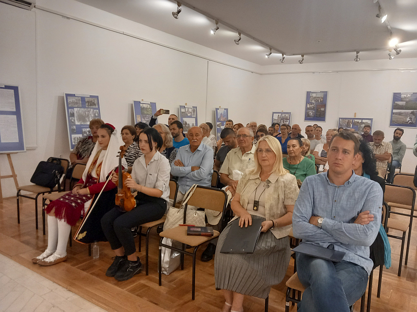 TРЕБИЊЕ, 30. СЕПТЕМБРА /СРНА/ - У Музеју Херцеговине у Требињу вечерас је промовисана књига "Огњена Марија Ливањска" аутора Буде Симоновића и отворена изложба "Срби Ливањског поља-трагови кроз векове", које свједоче о усташким злочинима над Србима у Ливну и околини 1941.године.