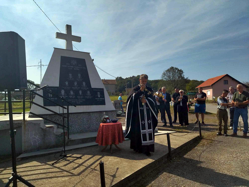 БРОД, 30. СЕПТЕМБРА /СРНА/ - Испред спомен-обиљежја у насељу Горња Барица у општини Брод данас је служен помен погинулим борцима Одбрамбено-отаџбинског рата са подручја ове мјесне заједнице и погинулим борцима из Козарске Дубице, Оштре Луке и других општина који су учестовали у војним операцијама за ослобођење Брода.