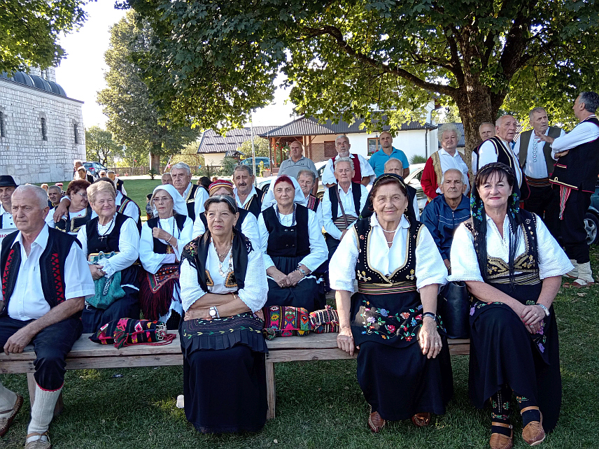 СОКОЛАЦ, 30. СЕПTЕМБРА /СРНА/ - Први сабор старог српског изворног пјевања "Романијо док ти име траје, чуваћемо твоје обичаје" окупио је данас на Сокоцу више од 40 пјевачких друштава и удружења и четири гуслара из Србије, Црне Горе и Српске, који имају заједнички циљ - очување српске традиције.