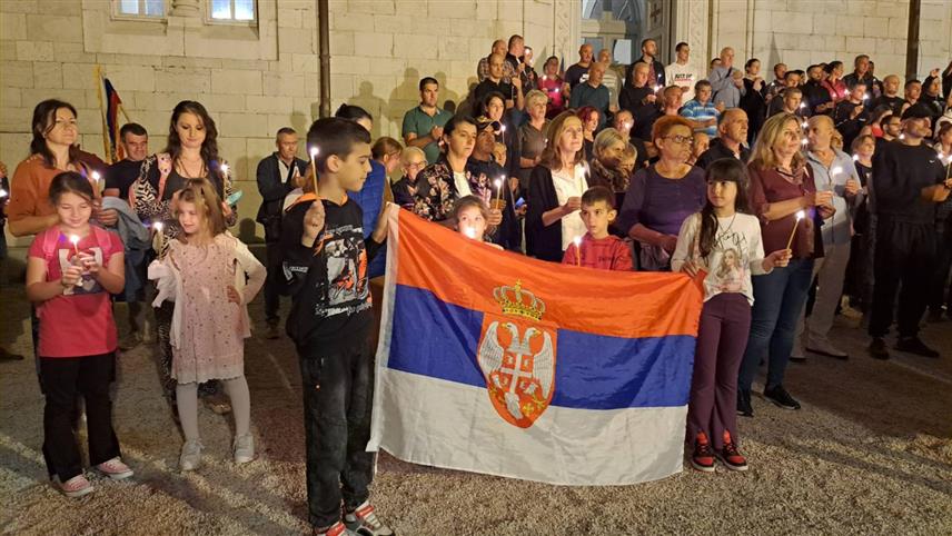 ПОДГОРИЦА, 30. СЕПТЕМБРА /СРНА/ - Група грађана Никшића вечерас је организовала скуп подршке Србима на Косову и Метохији и поручили да су недавна дешавања у косовском селу Бањска само доказ у низу у каквој је ситуацији тамошње српско становништво.