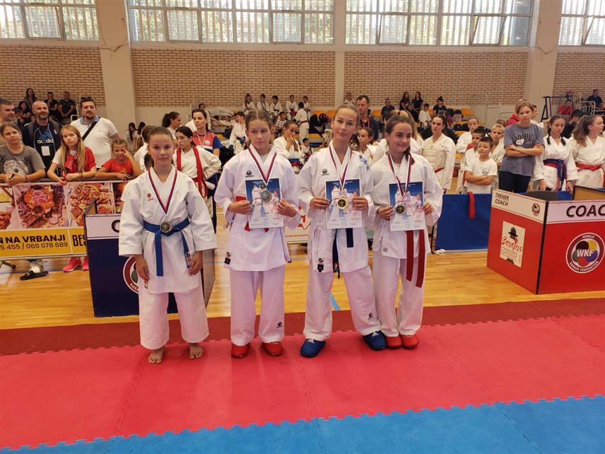 БИЛЕЋА, 30. СЕПТЕМБРА /СРНА/ - Карате клуб "Херцеговац" из Билеће са освојене 74 медаље побједник је данашњег 20. Међународног карате турнира у Бањалуци, на којем је учествовало 400 такмичара из 24 клуба из Српске и региона.