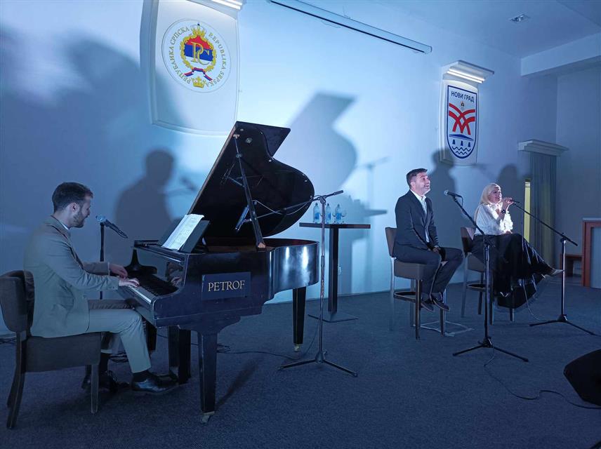 НОВИ ГРАД, 30. СЕПТЕМБРА /СРНА/ - У амфитеатру Културно- образовног центра у Новом Граду синоћ је изведен поетско музички кабаре "Чезнем да вам кажем" у изођење Милорада Дамјановићa, Наташе Радовановић и Павла Јоксимовића.