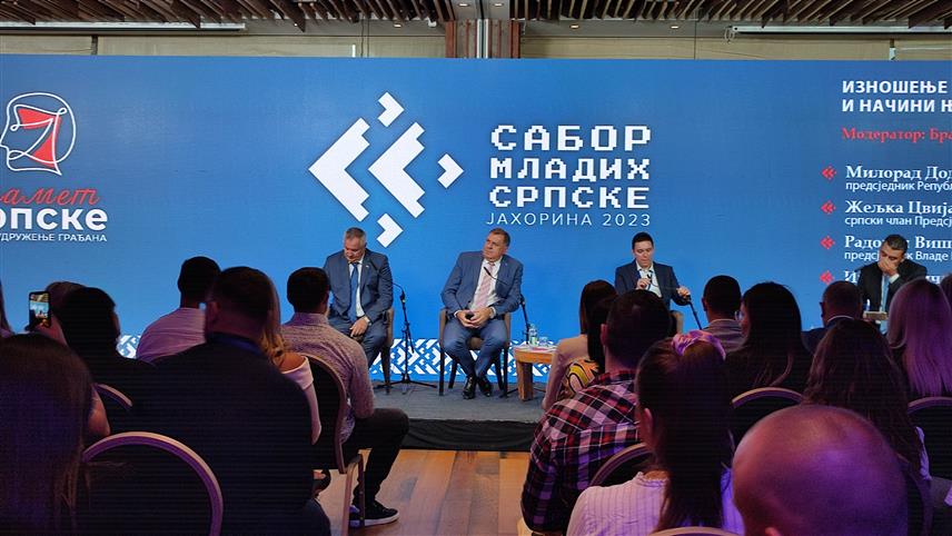 ЈАХОРИНА, 3. СЕПТЕМБРА /СРНА/ - Професионализација младих кроз усклађивање са тржиштем рада, стамбено збрињавање и усклађивање стипендија са стопом инфлације - неки су од закључака "Сабора младих Српске" на Јахорини, на чијем завршном панелу учествују предсједник Српске Милорад Додик и премијер Радован Вишковић.