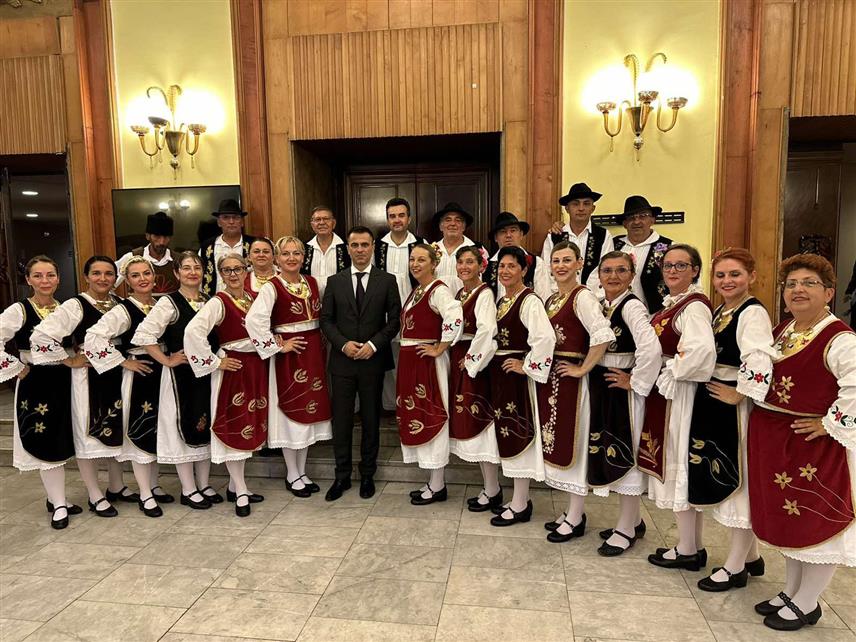БЕОГРАД, 3. СЕПТЕМБРА /СРНА/ - Савез Срба у Румунији додијелио је данас министру без портфеља Србије Ђорђи Милићевићу специјално признање - "Благодарницу" за несебичну подршку српском народу у тој земљи да очува национални идентитет, као и за ангажовање на зближавању матице и расејања.	
