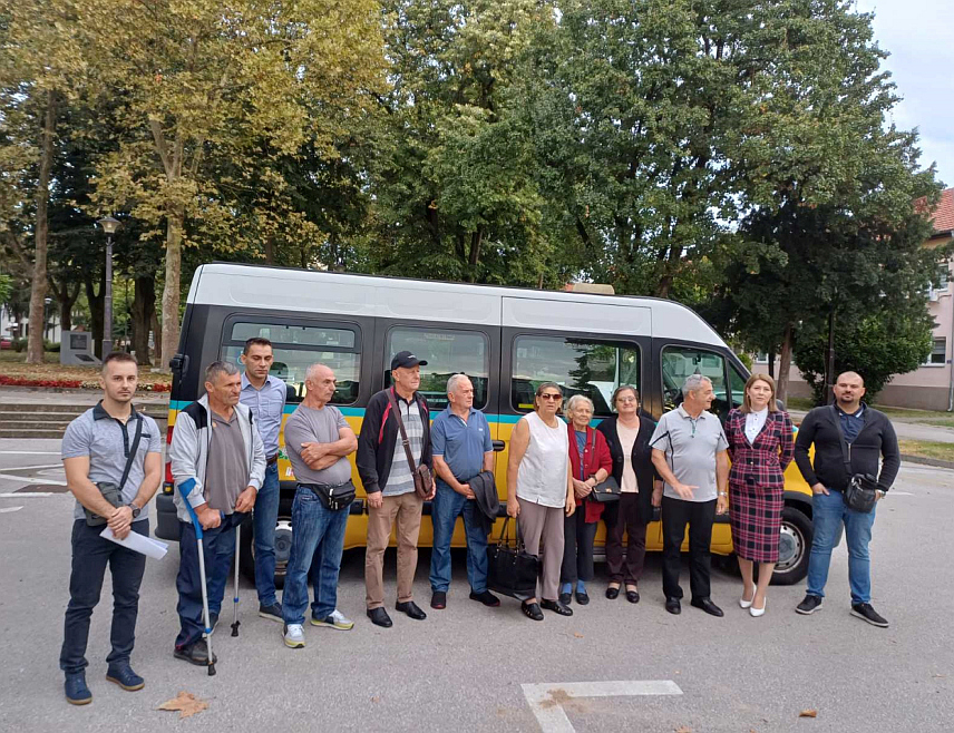 МОДРИЧА, 4. СЕПТЕМБРА /СРНА/ - На десетодневну физикалну рехабилитацију у Бању Дворови код Бијељине данас је из Модриче отишло осам ратних војних инвалида /РВИ/ и чланова породица погинулих бораца.