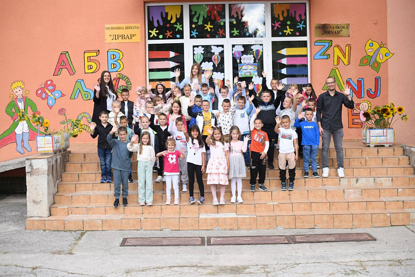 ДРВАР, 4. СЕПТЕМБРА /СРНА/ - Шеф кабинета начелника општине Дрвар Андреја Боснић данас је, поводом почетка нове школске године, посјетила Основну школу "Дрвар" и у име начелнице Душице Рунић уручила пригодне поклоне за 39 првачића.