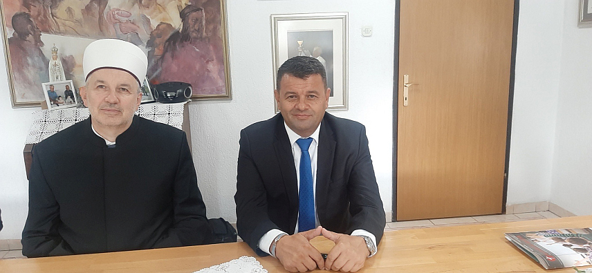 САРАЈЕВО, 4. СЕПТЕМБРА /СРНА/ - Министар за људска права и избјеглице у Савјету министара Севлид Хуртић и сарајевски муфтија Неџад Грабус, који је и члан Скупштине Међурелигијског вијећа БиХ током посјете Какњу.