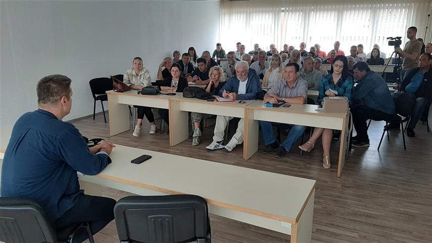 ФОЧА, 5. СЕПТЕМБРА /СРНА/ - Велики број пољопривредника присуствовао је данас у Фочи презентацији јавног позива Фондације за одрживи развој "Прогресус" за додјелу бесповратних средстава за набавку пољопривредне механизације који суфинансира Влада Мађарске.