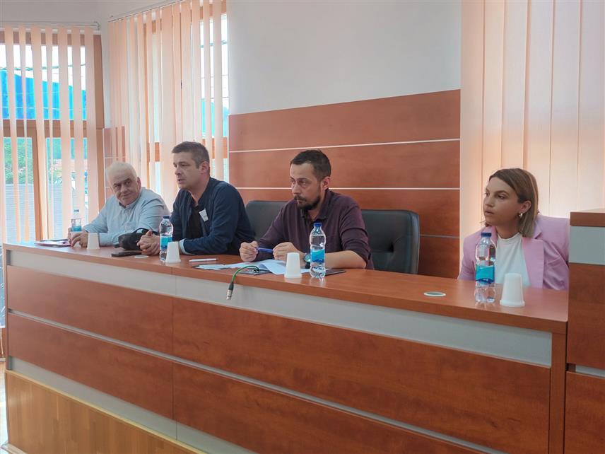 ВИШЕГРАД, 5. СЕПТЕМБРА /СРНА/ - Велики број пољопривредника присуствовао је данас у Вишеграду презентацији јавног позива Фондације за одрживи развој "Прогресус" за додјелу бесповратних средстава, односно додјелу пољопривредне механизације и опреме за произвођаче и прерађиваче хране.